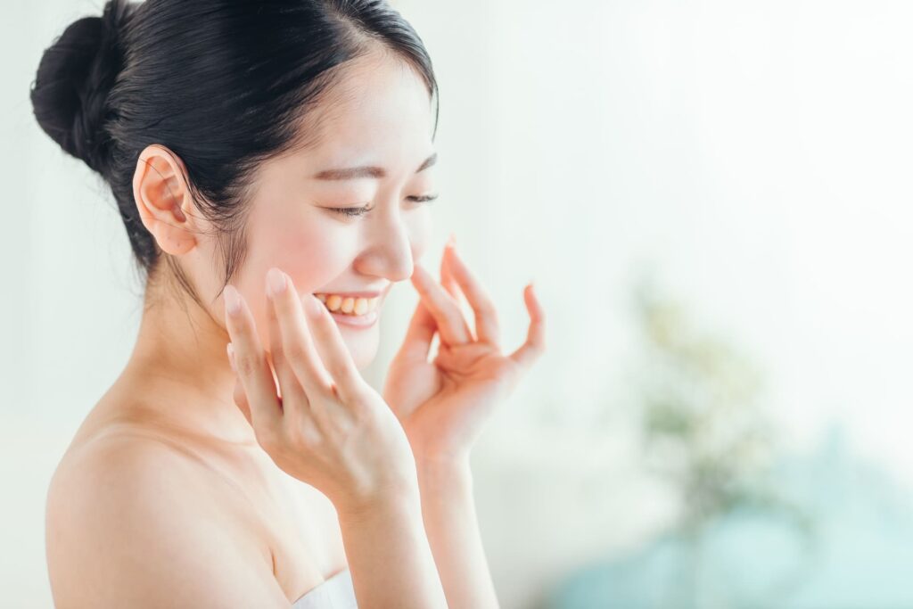 スキンケアする女性