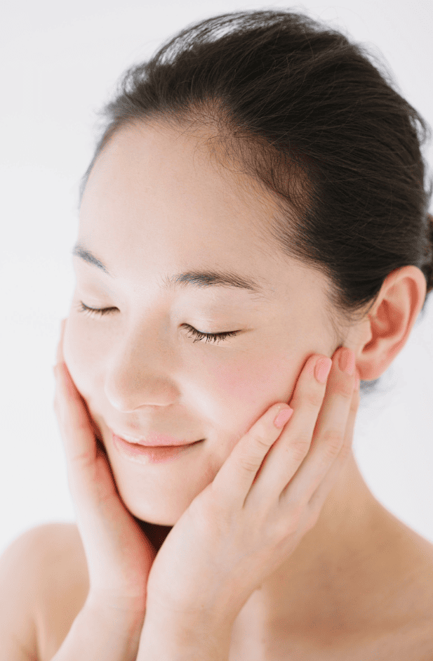 スキンケアする女性