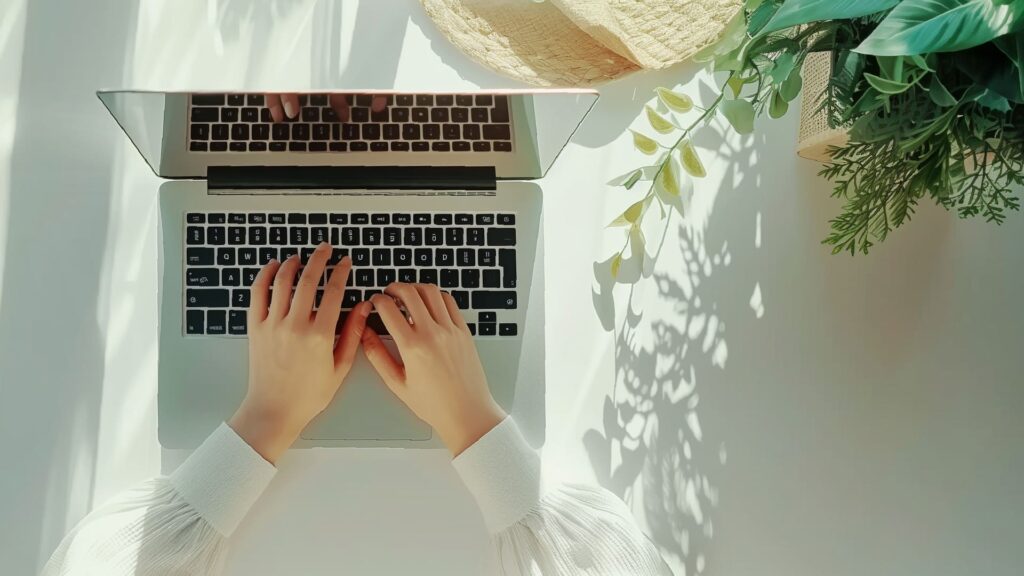 パソコンを操作する手元